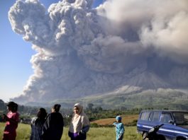 Doi vulcani de pe insule separate din Indonezia au erupt marţi, trimiţând în atmosferă coloane de cenuşă până la 5.000 de metri înălțime