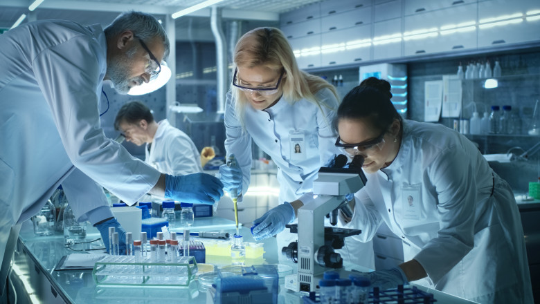 Oamenii de ştiinţă bulgari vor să producă preparate împotriva COVID-19 cu anticorpi din colostru