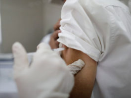 Peste 7.000 de români s-au infectat cu COVID după vaccinare