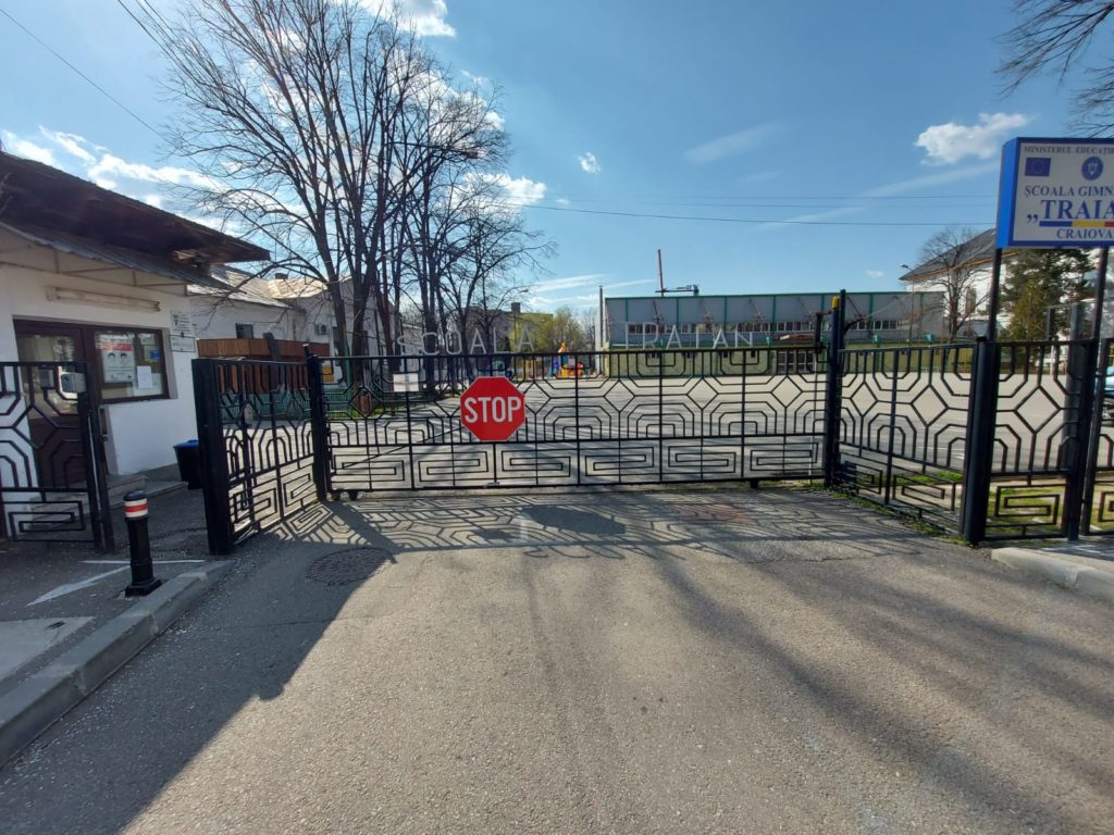 Elevii cărora le-a murit învăţătoarea nu au revenit în bănci