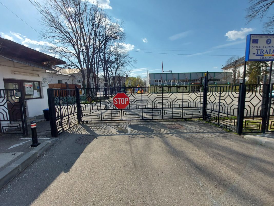 Elevii cărora le-a murit învăţătoarea nu au revenit în bănci