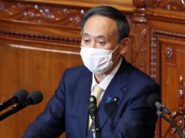 Premierul Japoniei şi-a cerut scuze public după un scandal în care a fost implicat şi fiul său