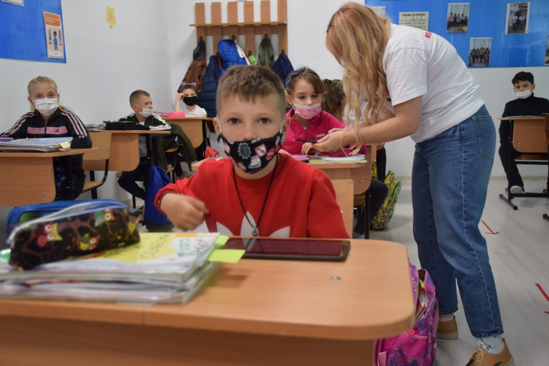 Viitorul educaţiei digitale după un an de şcoală online, analizat într-o amplă dezbatere organizată de World Vision România