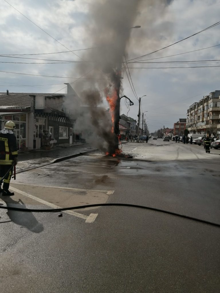 Incendiu la un stâlp de electricitate din Băilești
