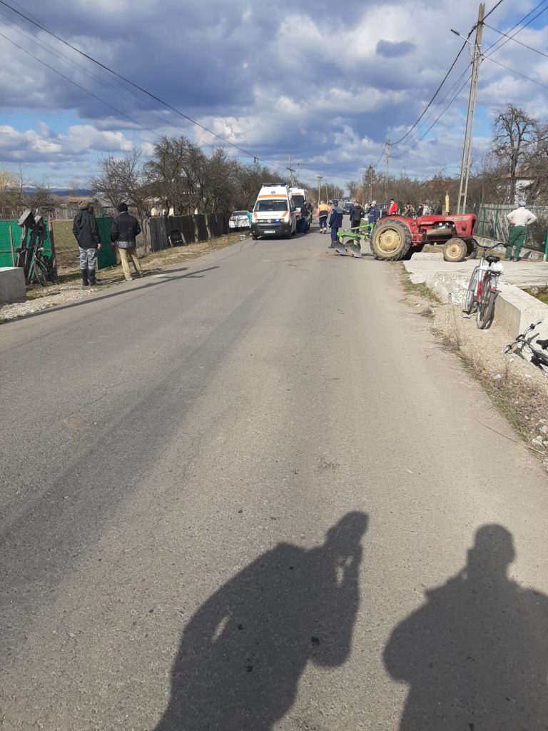 Vâlcea: Coliziune între un tractor și un autoturism. Trei persoane, rănite