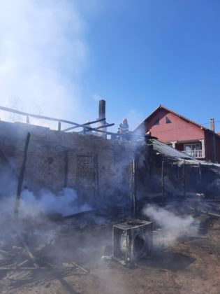 Au intervenit două echipaje de pompieri din cadrul Stației Vânju-Mare cu două autospeciale de lucru cu apă și spumă