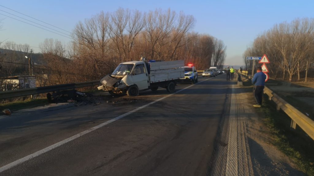 Ciocnire frontală între două maşini, pe DN64. Traficul este blocat
