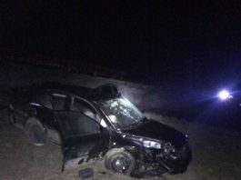 Cinci tineri din județul Olt au fost răniți, azi noapte, după ce mașina în care se aflau a căzut de pe un pod de la 8 metri înălțime
