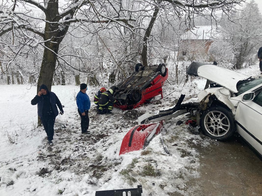 Galerie foto: Mașină, răsturnată în urma unui accident