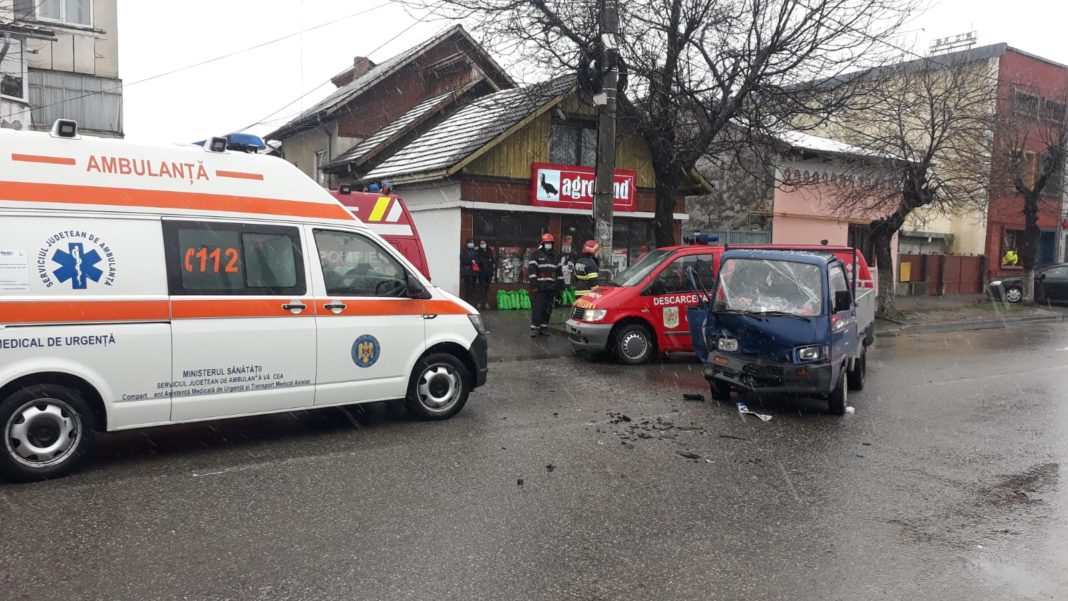 Două persoane, dintre care una încarcerată, au fost rănite într-un accident tutier petrecut pe strada Tudor Vladimirescu din Drăgășani