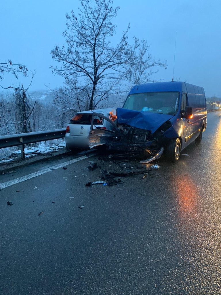 Coliziune între un autoturism și o autoutilitară