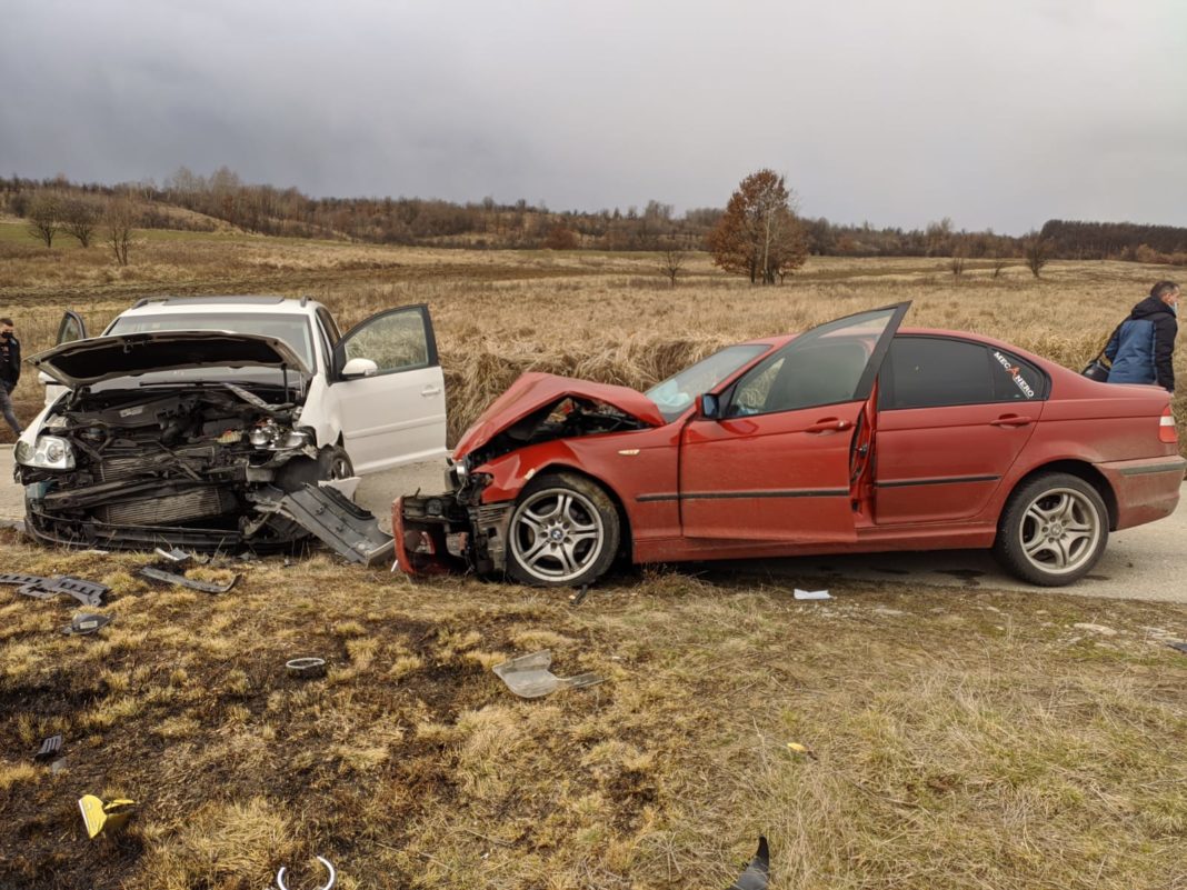 Cele două femei au fost rănite în urma impactului frontal dintre autoturisme