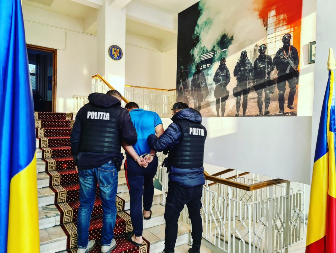 Bărbat condamant pentru infracțiuni comise acum șapte ani, prins de polițiștii doljeni