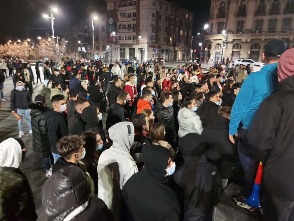 Jandarmeria i-a amendat un pic pe protestatarii din Craiova