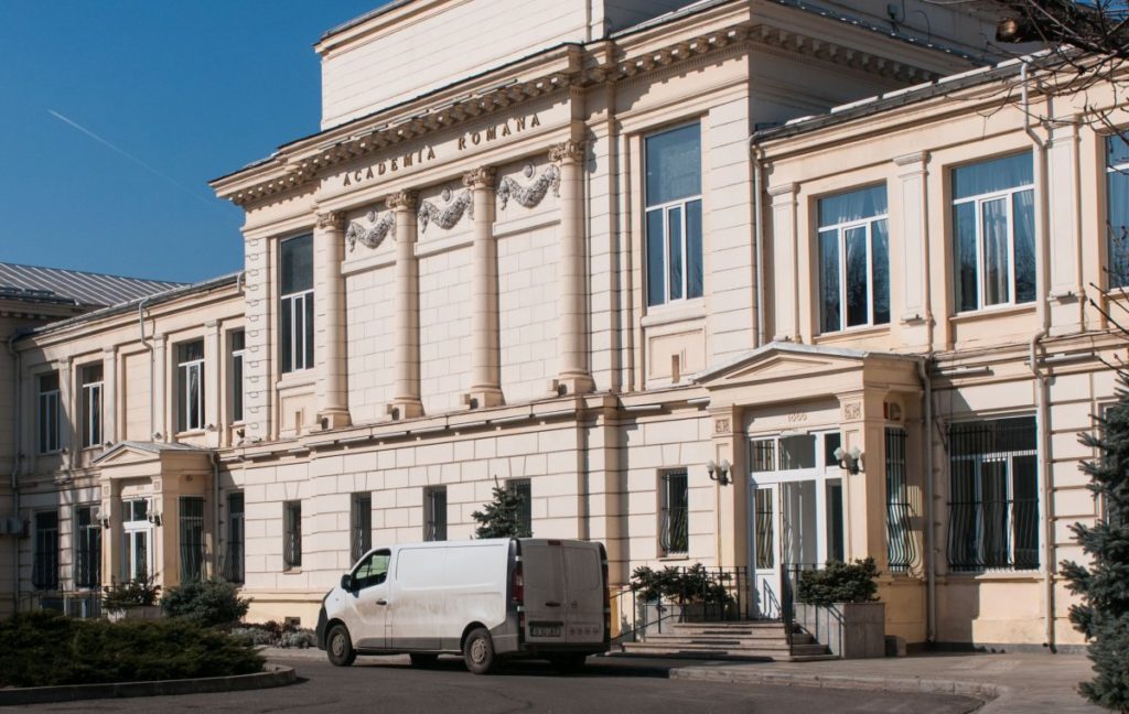 Casier de la Academia Română, suspectat că şi-a însuşit 3,1 milioane de lei