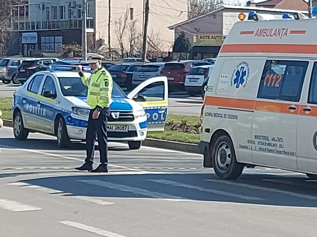 Craiova: Femeie accidentată de salvare pe trecerea de pietoni