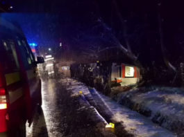 O ambulanţă care transporta o gravidă de 16 ani s-a răsturnat (sursa foto: digi24)