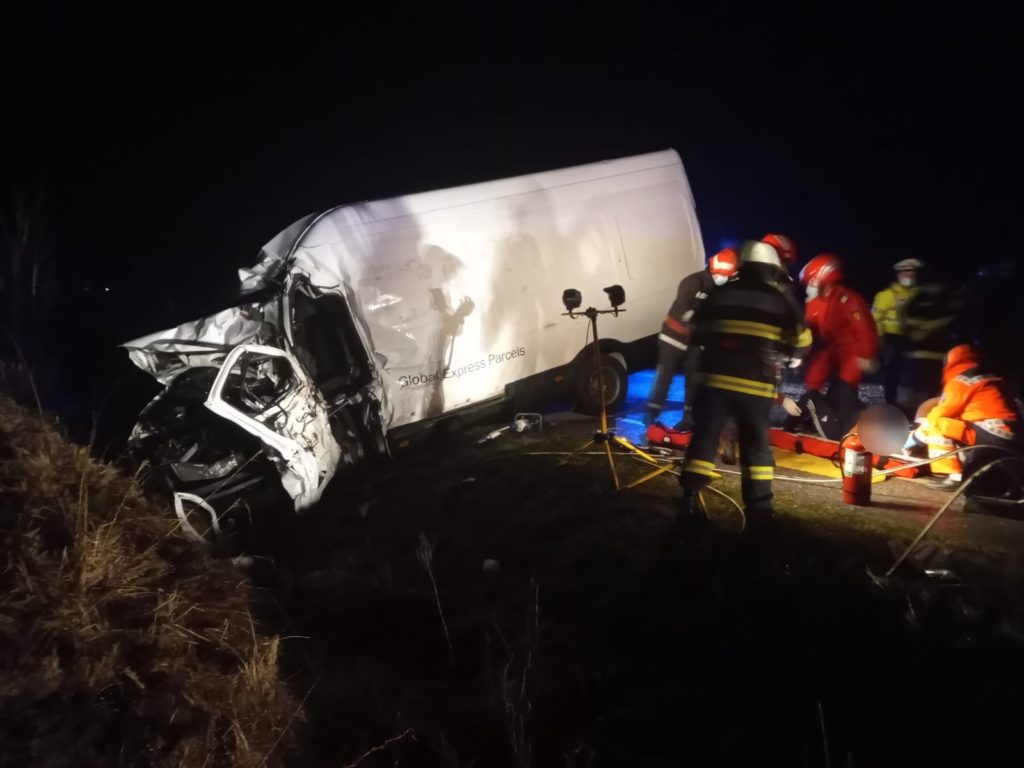 Accident teribil în Mehedinți. Răniții – salvați după ce pompierii au tăiat mașina