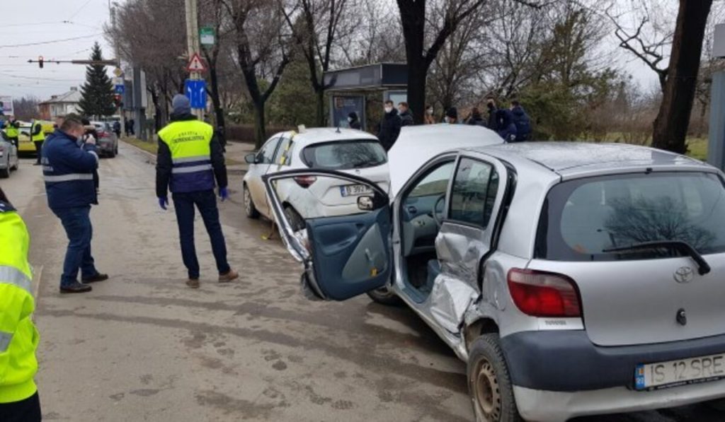 Un tramvai a lovit şase maşini la Iaşi
