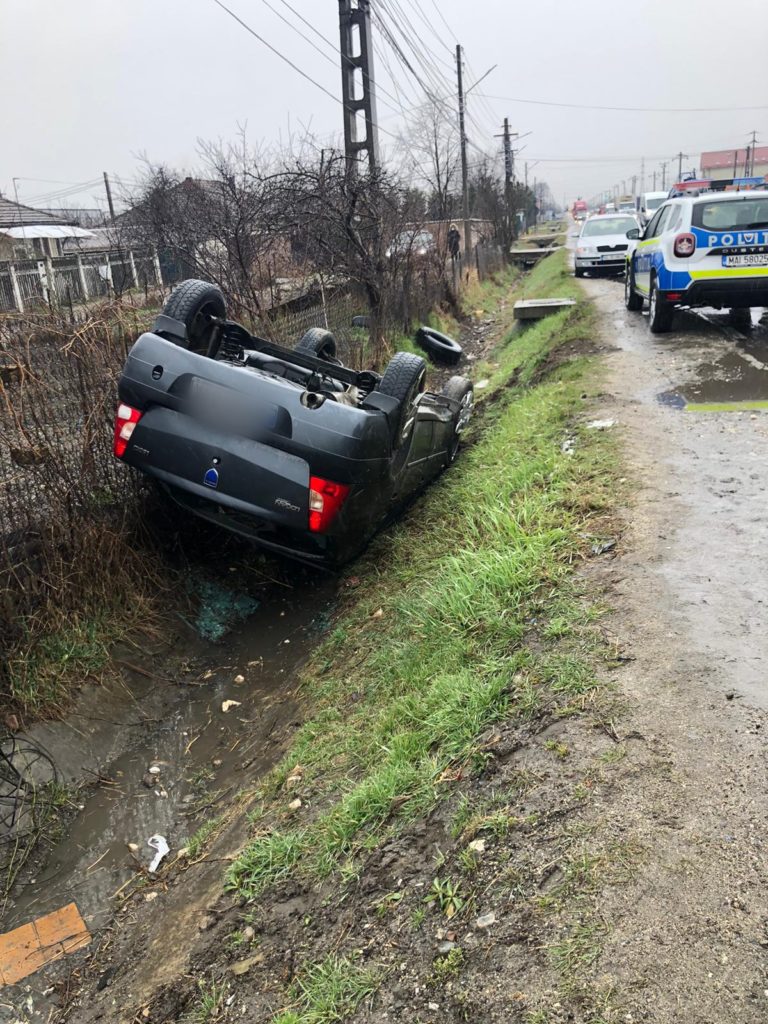 S-a răsturnat cu mașina în afara șoselei