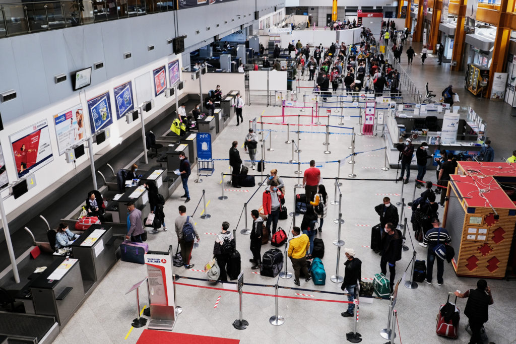 Aeroporturile nu trebuie să ceară călătorilor adeverinţe de vaccinare împotriva COVID-19, avertizează OMS