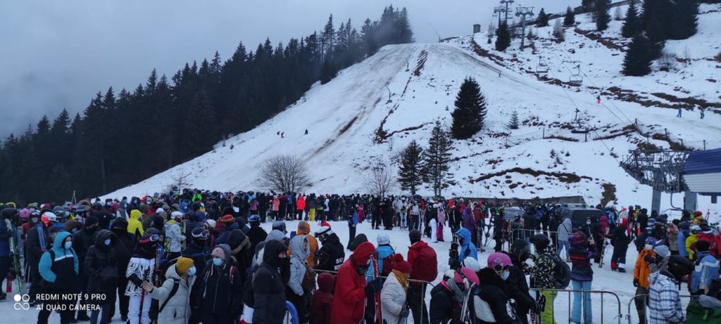 Coadă la telegondola din Sinaia