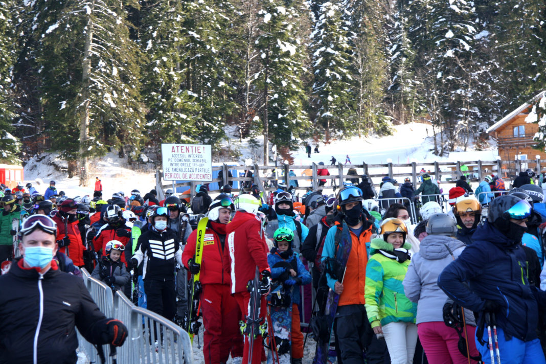 Înghesuială pe pârtiile din Poiana Brașov chiar dacă sunt restricții
