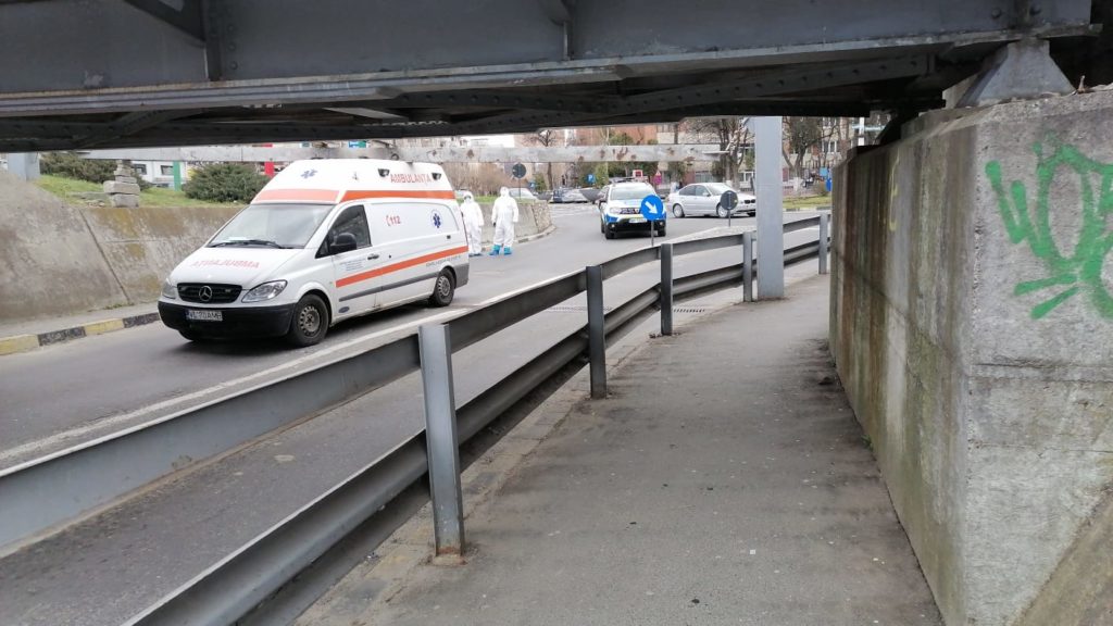 O ambulanță a Serviciului Județean Vâlcea a rămas blocată sub un pasaj