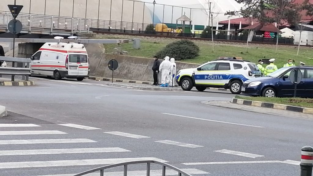 O ambulanță a rămas blocată sub un pasaj