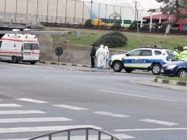 O ambulanță a Serviciului Județean Vâlcea a rămas blocată sub un pasaj