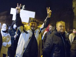 Polițiștii gorjeni au aplicat zeci de amenzi luni seară participanților la marșul împotriva restricțiilor care a avut loc pe străzile din Târgu Jiu.