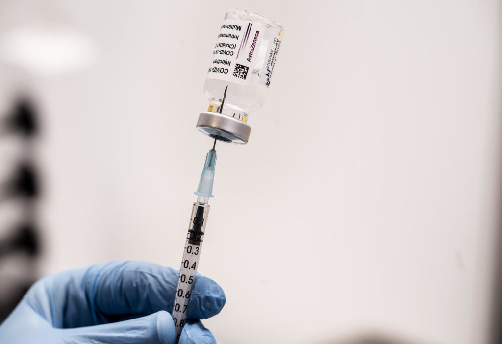 Vaccinarea cu AstraZeneca, recomandată în continuare de Agenţia Europeană a Medicamentului