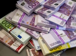 Euro a trecut de pragul de 4,9 lei
