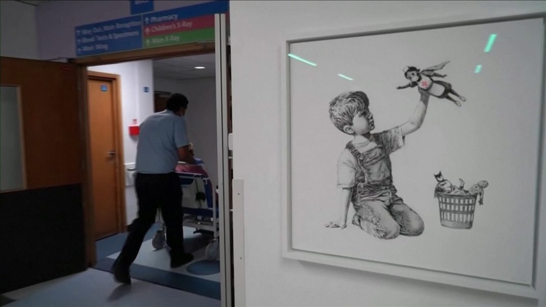 Artistul Banksy licitează o pictură pentru a ajuta spitalele din Anglia
