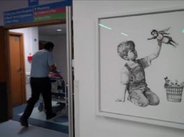 Artistul Banksy licitează o pictură pentru a ajuta spitalele din Anglia