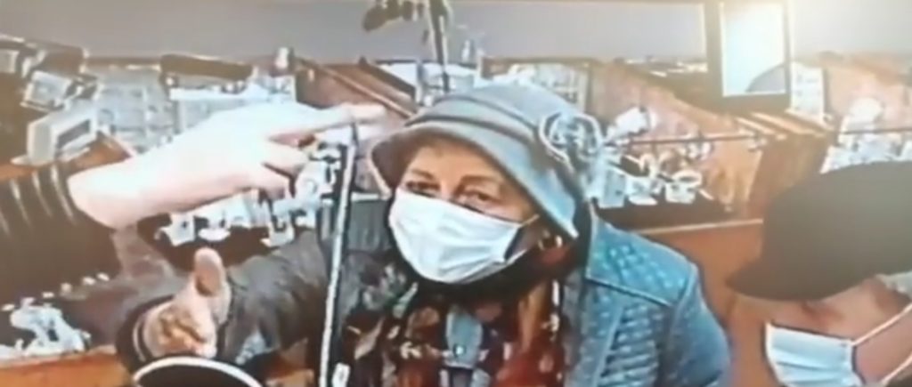 (VIDEO) Recompensă pentru prinderea a doi bătrâni care au furat bijuterii din mai multe magazine