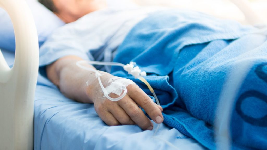 Tânărul ars cu acid de baterie este în stare critică