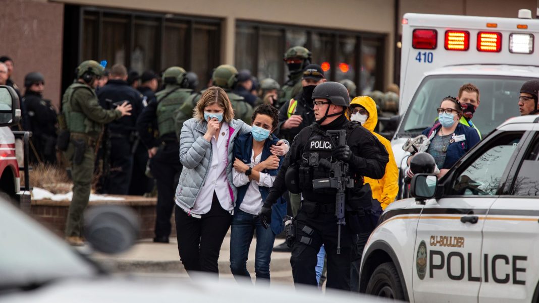 Zece persoane, inclusiv un poliţist, ucise într-un supermarket din Colorado
