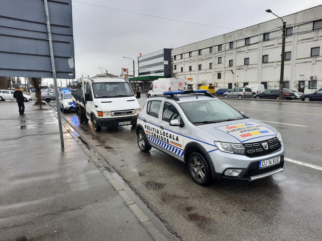 O camionetă care transporta moloz rezultat din demolări a fost identificată, ieri, în trafic de Poliţia Locală Craiova şi confiscată ulterior de Garda de Mediu Dolj