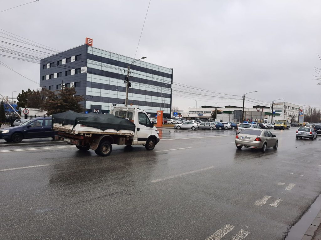 Atenţie cum procedaţi cu molozul! Puteţi rămâne fără maşină. S-a întâmplat, în premieră, la Craiova. Camioneta, escortată de două mașini ale Poliției Locale către autobaza RAT.