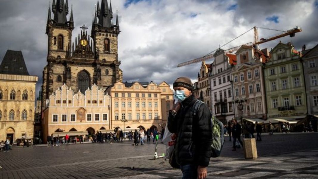 Numărul total al deceselor cauzate de COVID s-au dublat în 2021, în Cehia