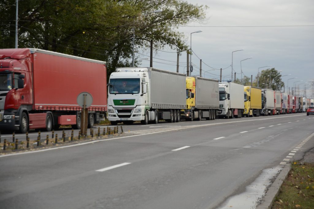 Coadă la punctele de frontieră cu Ungaria, tirurile aşteaptă şi două-trei ore