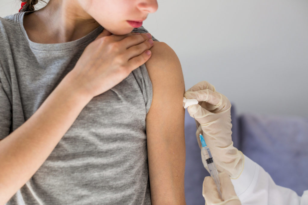Pfizer anunță că vaccinul său este 100% eficient la copiii cu vârste cuprinse între 12 și 15 ani