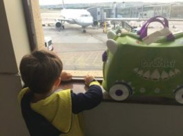 Un copil cu autism, dat jos dintr-un avion pentru că nu purta mască