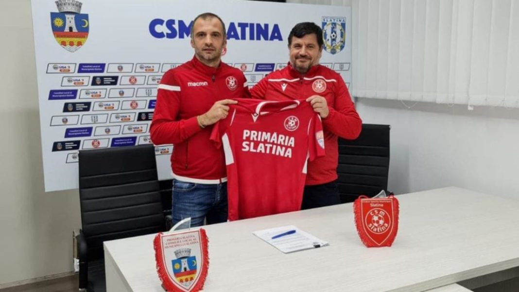 Dinu Todoran (stânga) nu a apucat să îmbrace tricoul de antrenor al CSM Slatina (Foto: Facebook CSM Slatina)