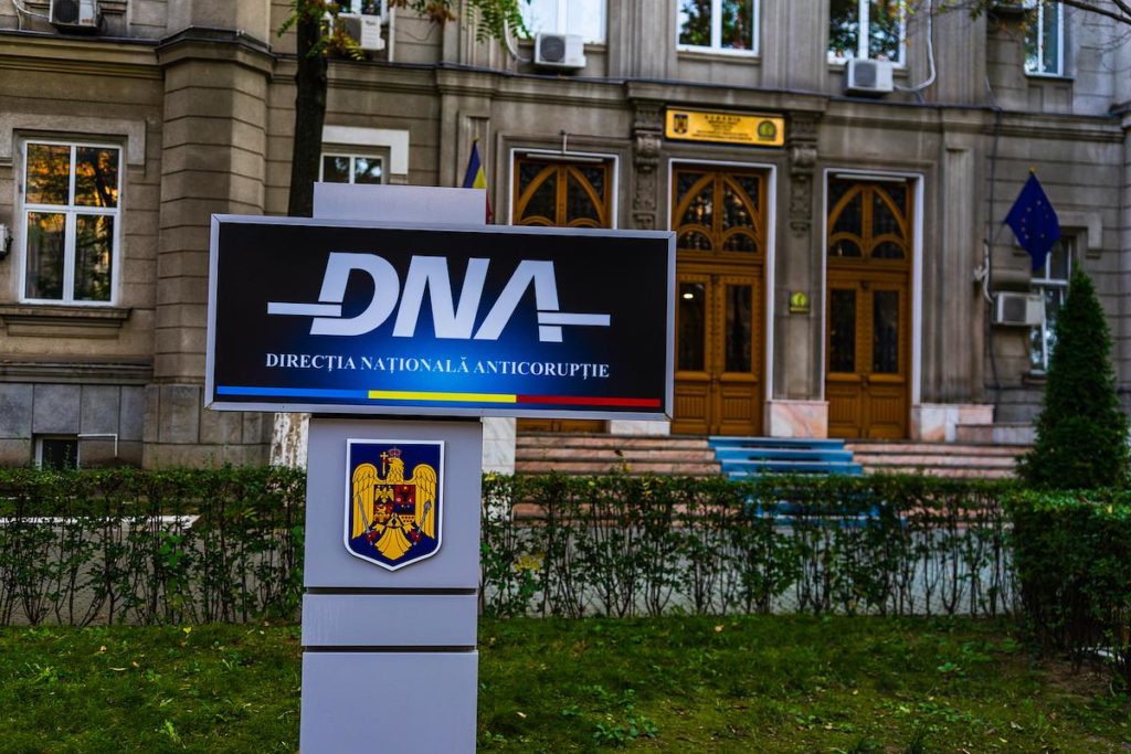 Șeful serviciului secret al MAI din Suceava, ridicat de DNA pentru mită