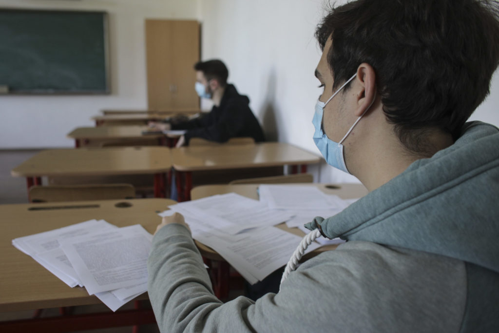 Simularea Evaluării Naționale continuă astăzi cu proba la Matematică