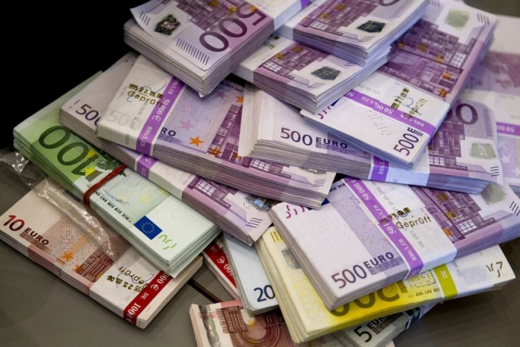 Moneda europeană a atins astăzi un nou maxim istoric: 4,9251 lei/euro