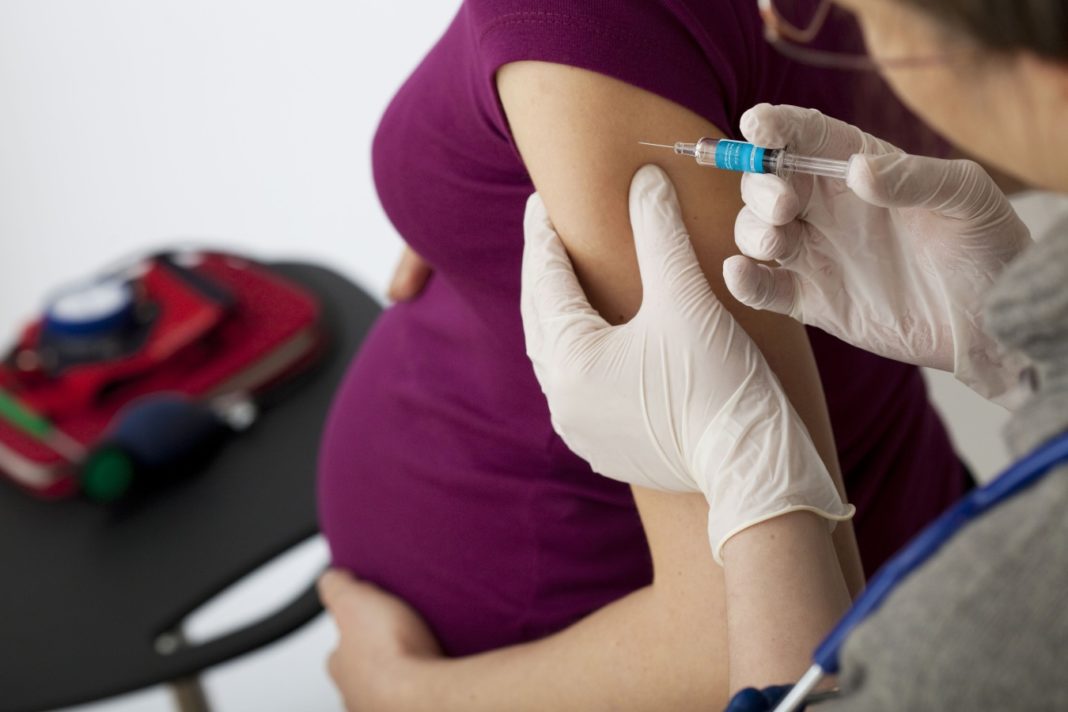 Femeile însărcinate, vaccinate împotriva COVID-19, ar putea transmite protecţia și copiilor