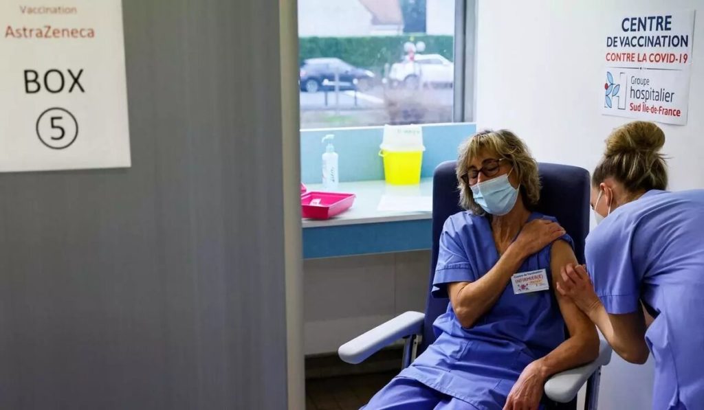 Angajaţii din sectorul sanitar francez ar putea fi obligaţi să se vaccineze